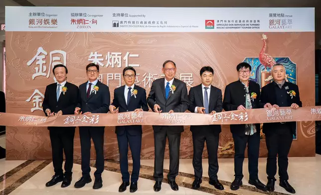 (From left) Mr Lao Ngai Leong, Vice President of All-China Federation of Returned Overseas Chinese and Representative of the 14th National People’s Congress; Mr Cheang Kai Meng, Vice President of Cultural Affairs Bureau of the Macao SAR Government; Mr Cheng Wai Tong, Acting Director of Macao Government Tourism Office; Mr Philip Cheng, Director of Galaxy Entertainment Group; Mr Wang Baosheng, President of Chinese Cultural Figures; Master Zhu Bingren and Mr Zhu Junmin, lead artists of the exhibition, officiated at the opening ceremony.
