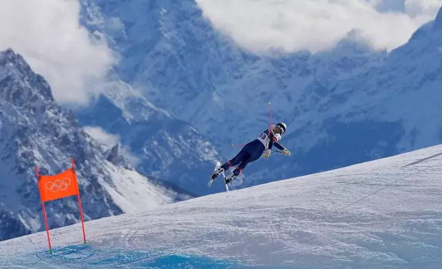 United States' Lindsey Vonn crashes during an alpine ski women's downhill race, at the 2026 Winter Olympics, in Cortina d'Ampezzo, Italy, Sunday, Feb. 8, 2026. (AP Photo/Jacquelyn Martin)