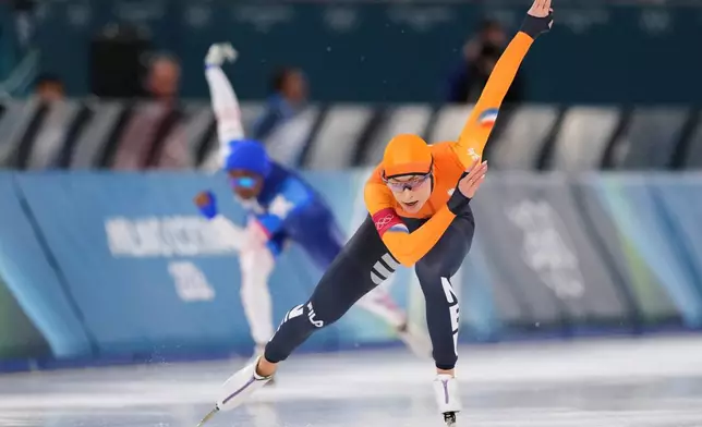 Gold medallist Femke Kok of the Netherlands competes against Erin Jackson of the U.S., rear, in the women's 500 meters speedskating race at the 2026 Winter Olympics, in Milan, Italy, Sunday, Feb. 15, 2026. (AP Photo/Antonio Calanni)