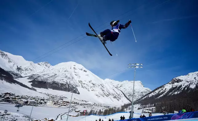 Britain's Zoe Atkin competes during the women's freestyle skiing halfpipe final at the 2026 Winter Olympics, in Livigno, Italy, Sunday, Feb. 22, 2026. (AP Photo/Julia Demaree Nikhinson)