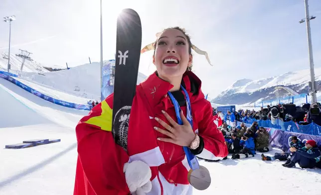 Gold medalist China's Eileen Gu celebrates winning the women's freestyle skiing halfpipe final at the 2026 Winter Olympics, in Livigno, Italy, Sunday, Feb. 22, 2026. (AP Photo/Julia Demaree Nikhinson)