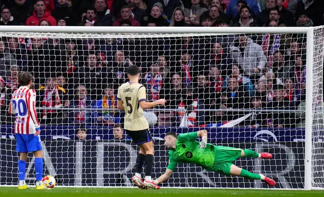 Barcelona's goalkeeper Joan Garcia, right, misses Atletico Madrid side's second goal by Antoine Griezmann, not in the picture, during the Copa del Rey semifinal first leg soccer match between Atletico Madrid and Barcelona in Madrid, Spain, Thursday, Feb. 12, 2026. (AP Photo/Manu Fernandez)
