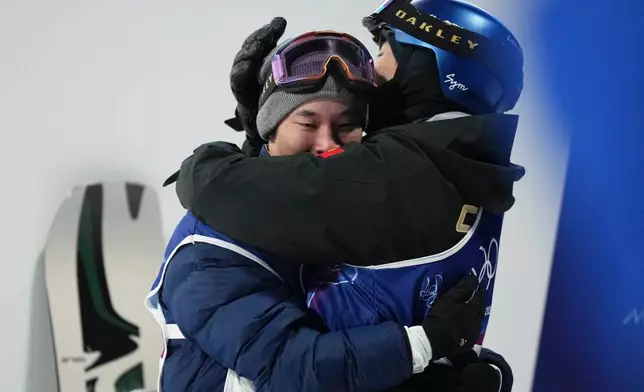 Japan's Kira Kimura, left, celebrates with China's Su Yiming during the men's snowboarding big air finals at the 2026 Winter Olympics, in Livigno, Italy, Saturday, Feb. 7, 2026. (AP Photo/Abbie Parr)
