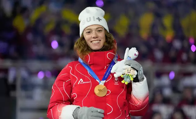 Bronze medalist Nadja Kaelin, of Switzerland, poses on the podium at a medal ceremony for the cross country skiing women's 50km mass start classic during the closing ceremony of the 2026 Winter Olympics, in Verona, Italy, Sunday, Feb. 22, 2026. (AP Photo/Natacha Pisarenko)