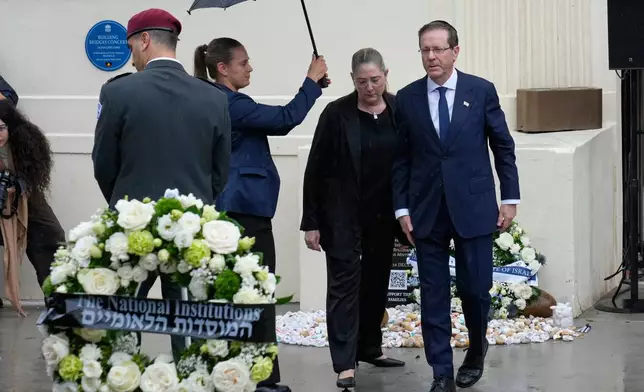 Israel's President Isaac Herzog, right, and his wife Michal Herzog, second right, visit Bondi Beach, where a mass shooting took place in Dec. 2025, in Sydney, Monday, Feb. 9, 2026. (AP Photo/Rick Rycroft)