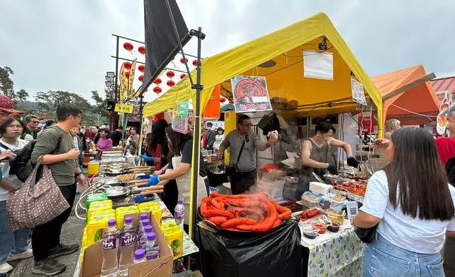 A variety of stalls were set up on the site, offering visitors the fun of the New Year's celebration. Photo by Bastille Post