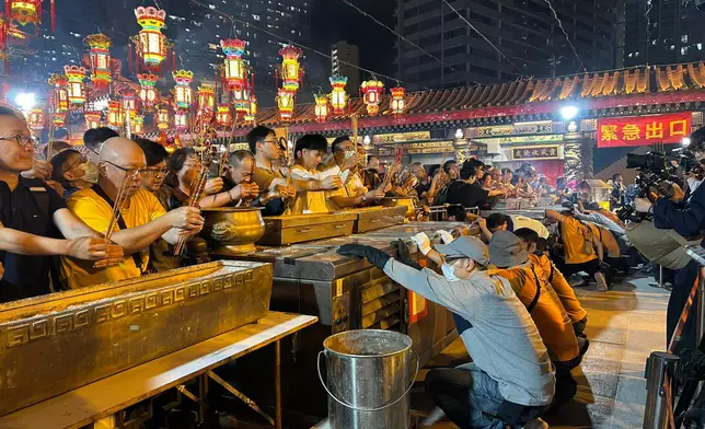 At about 10:50 p.m., the first batch of people offering incense arrived before the incense burner in the temple and began to stick the first incense at 11 p.m. punctually. Photo by Bastille Post