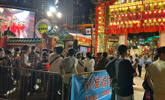 After 11 p.m., the Wong Tai Sin Temple was still bustling with crowds. Photo by Bastille Post