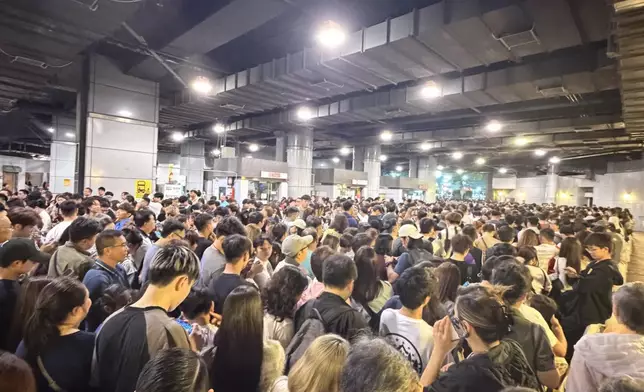 The crowds at the site, Photo source: Threads @ ck.room