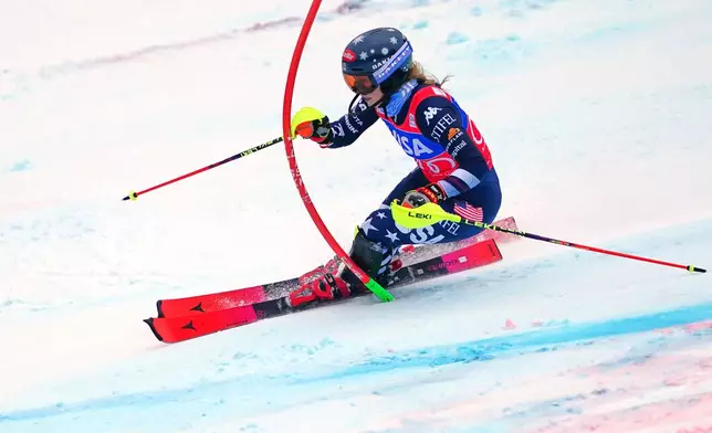 United States' Mikaela Shiffrin speeds down the course to win an alpine ski, women's World Cup slalom, in Spindleruv Mlyn, Czech Republic, Sunday, Jan. 25, 2026. (AP Photo/Pier Marco Tacca)