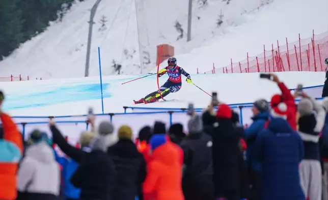United States' Mikaela Shiffrin speeds down the course to win an alpine ski, women's World Cup slalom, in Spindleruv Mlyn, Czech Republic, Sunday, Jan. 25, 2026. (AP Photo/Pier Marco Tacca)