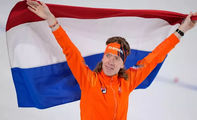 Jorrit Bergsma of the Netherlands celebrates winning the bronze medal in the men's 10,000 meters speedskating race at the 2026 Winter Olympics, in Milan, Italy, Friday, Feb. 13, 2026. (AP Photo/Ben Curtis)