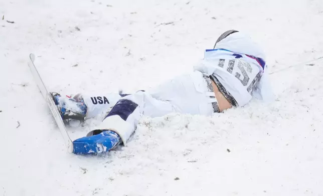 United States' Elizabeth Lemley falls while competing in the women's freestyle skiing dual moguls finals against Australia's Jakara Anthony, not pictured, at the 2026 Winter Olympics, in Livigno, Italy, Saturday, Feb. 14, 2026. (AP Photo/Abbie Parr)