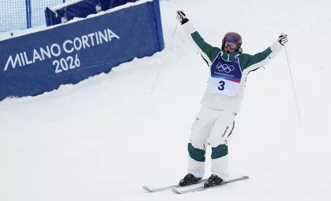 Australia's Jakara Anthony celebrates after defeating United States' Jaelin Kauf to win the gold medal in the women's freestyle skiing dual moguls finals at the 2026 Winter Olympics, in Livigno, Italy, Saturday, Feb. 14, 2026. (AP Photo/Abbie Parr)