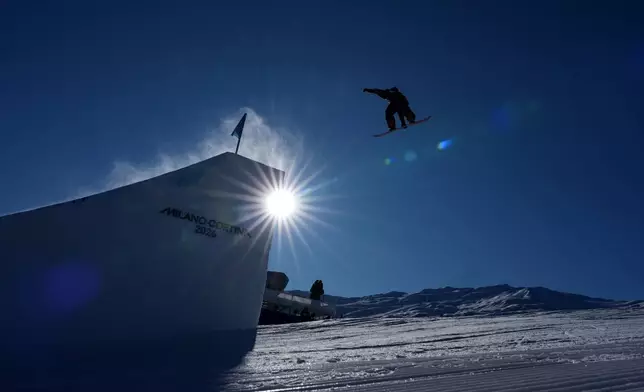 Britain's Maisie Hill competes during the women's snowboarding slopestyle qualifications at the 2026 Winter Olympics, in Livigno, Italy, Sunday, Feb. 15, 2026. (AP Photo/Gregory Bull)