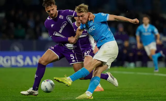 Napoli's Rasmus Hojlund, right, and Fiorentina's Marin Pongracic battle for the ball during the Italian Serie A soccer match between Napoli and Fiorentina in Naples, Italy, Saturday, Jan. 31, 2026. (Alessandro Garofalo/LaPresse via AP)