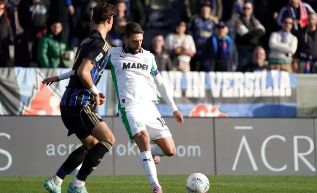 Sassuolo's Domenico Berardi kicks the ball during the Serie A soccer match between Pisa and Sassuolo, in Pisa, Italy, Saturday, Jan. 31, 2026. (Alessandro La Rocca/LaPresse via AP)