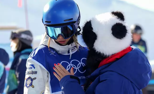 China's Eileen Gu, left, reacts alongside her mother, Yan Gu, during the women's freestyle skiing halfpipe final at the 2026 Winter Olympics, in Livigno, Italy, Sunday, Feb. 22, 2026. (AP Photo/Abbie Parr)
