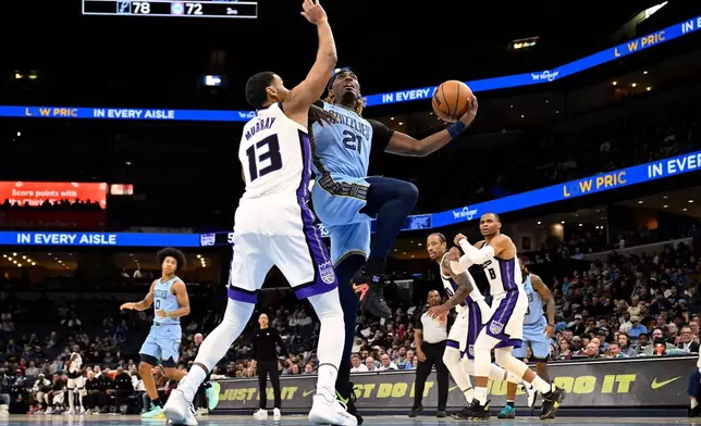 Memphis Grizzlies guard Jahmai Mashack (21) shoots against Sacramento Kings forward Keegan Murray (13) in the first half of an NBA basketball game, Monday, Feb. 23, 2026, in Memphis, Tenn. (AP Photo/Brandon Dill)