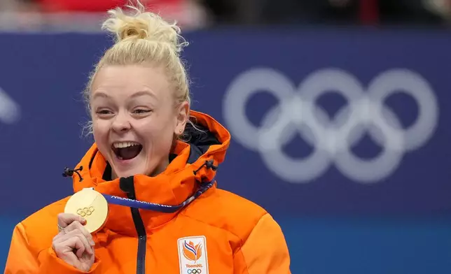 Gold medalist Xandra Velzeboer of the Netherlands celebrates after receiving her medal after the short track speed skating women's 1000m at the 2026 Winter Olympics, in Milan, Italy, Monday, Feb. 16, 2026. (AP Photo/Francisco Seco)