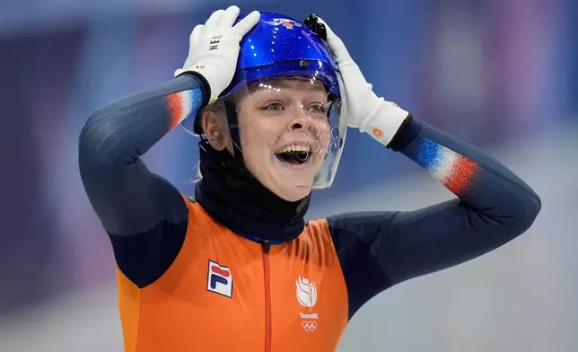 Xandra Velzeboer of the Netherlands finishes first to win gold during the women's 1000 meter short track speed skating at the 2026 Winter Olympics, in Milan, Italy, Monday, Feb. 16, 2026. (AP Photo/Francisco Seco)