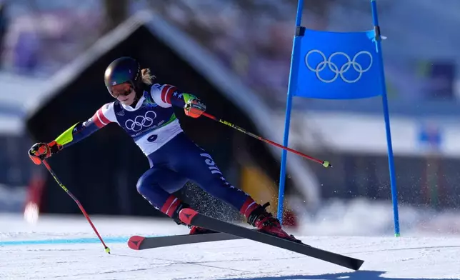 United States' Mikaela Shiffrin speeds down the course, during an alpine ski, women's giant slalom race, at the 2026 Winter Olympics, in Cortina d'Ampezzo, Italy, Sunday, Feb. 15, 2026. (AP Photo/Robert F. Bukaty)