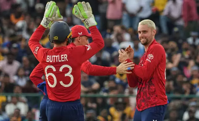 England's Will Jacks, right, celebrates with teammates the wicket of Sri Lanka's Kusal Mendis during the T20 World Cup cricket match between Sri Lanka and England in Pallekele, Sri Lanka, Sunday, Feb. 22, 2026. (AP Photo/Eranga Jayawardena)