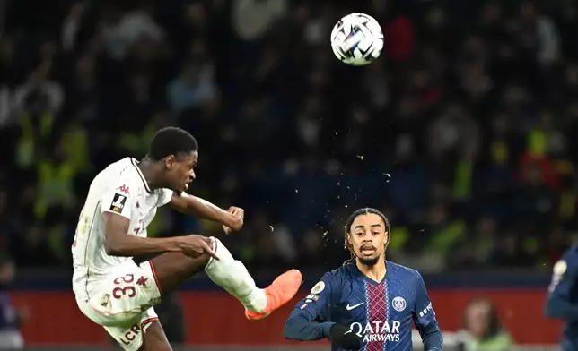 Metz's Sadibou Sane, left, and PSG's Bradley Barcola challenge for the ball during the French League One soccer match between Paris Saint-Germain and Metz in Paris, France, Saturday, Feb. 21, 2026. (AP Photo/Emma Da Silva)