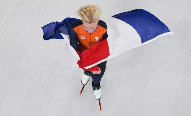 Xandra Velzeboer of the Netherlands celebrates the gold after the women's 1,000 meters short track speed skating at the 2026 Winter Olympics, in Milan, Italy, Monday, Feb. 16, 2026. (AP Photo/Bernat Armangue)