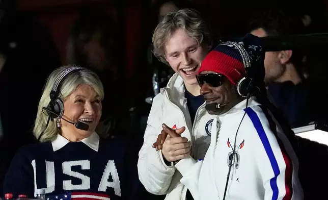 Martha Stewart, Ilia Malinin and Snoop Dog watch Amber Glenn of the United States during the women's short program figure skating at the 2026 Winter Olympics, in Milan, Italy, Tuesday, Feb. 17, 2026. (AP Photo/Ashley Landis)