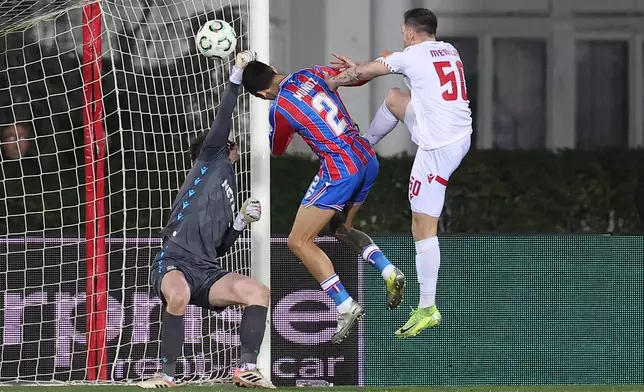 Crystal Palace's goalkeeper Dean Henderson saves in front of Zrinjski's Kerim Memija during Europa Conference League play-off soccer match between Zrinjski and Crystal Palace in Mostar, Bosnia and Herzegovina, Thursday, Feb. 19, 2026. AP Photo/Armin Durgut)