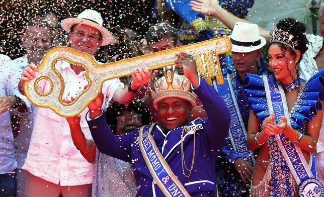 Carnival King Momo, Danilo Vieira, receives the key of the city from Mayor Eduardo Paes during a ceremony officially kicking off Carnival in Rio de Janeiro, Friday, Feb. 13, 2026. (AP Photo/Silvia Izquierdo)