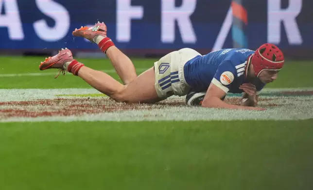 France's Louis Bielle-Biarrey scores a try during the Six Nations rugby match between France and Ireland in Paris, Thursday, Feb. 5, 2026. (AP Photo/Thibault Camus)