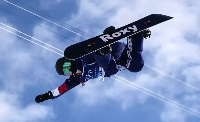 United States' Chloe Kim competes during the women's snowboarding halfpipe qualifications at the 2026 Winter Olympics, in Livigno, Italy, Wednesday, Feb. 11, 2026. (AP Photo/Abbie Parr)
