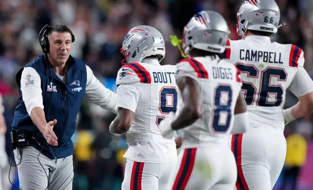 New England Patriots head coach Mike Vrabel celebrates with members of his team after a touchdown during the second half of the NFL Super Bowl 60 football game against the Seattle Seahawks, Sunday, Feb. 8, 2026, in Santa Clara, Calif. (AP Photo/Lynne Sladky)