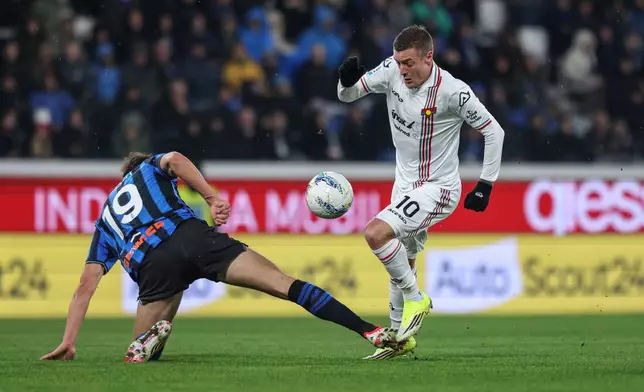 Atalanta's Berat Djimsiti, left, and Cremonese's Jamie Vardy battle for the ball during the Italian Serie A soccer match between A.C Atalanta B.C. and Cremoese in Bergamo, Italy, Monday, Feb. 9, 2026. (Stefano Nicoli/LaPresse via AP)