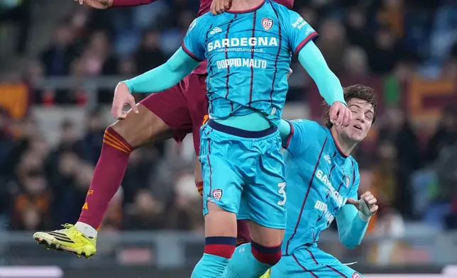 Roma's Donyell Malen, top left, fights for the ball with Cagliari's Riyad Idrissi during the Serie A soccer match between Roma and Cagliari, in Rome, Italy, Monday, Feb. 9, 2026. (Alfredo Falcone/LaPresse via AP)