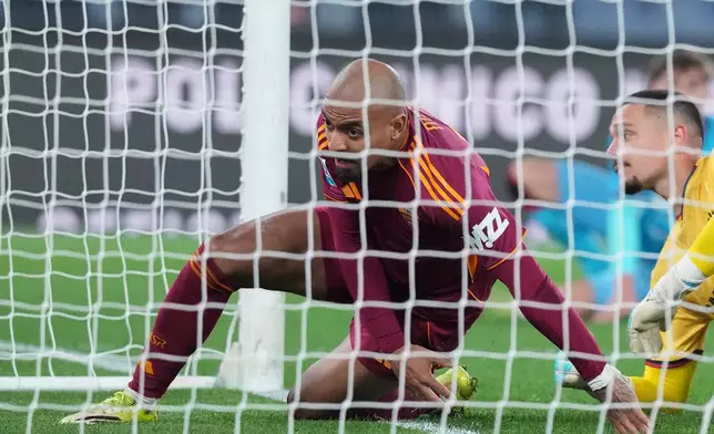Roma's Donyell Malen, center, scores 2-0 goal, during the Serie A soccer match between Roma and Cagliari, in Rome, Italy, Monday, Feb. 9, 2026. (Alfredo Falcone/LaPresse via AP)
