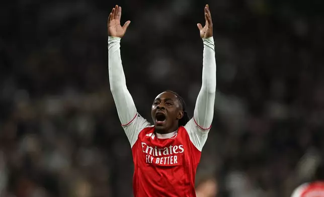 Arsenal's Eberechi Eze celebrates scoring his side's third goal during the English Premier League soccer match between Tottenham Hotspur and Arsenal in London, Sunday, Feb. 22, 2026.(AP Photo/Ian Walton)