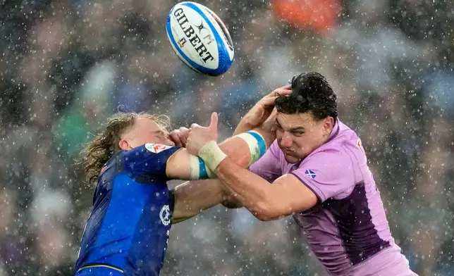 Italy's Louis Lynagh, left, and Scotland's Tom Jordan fight for the ball during the Six Nations rugby match between Italy and Scotland at Rome's Olympic Stadium, Saturday, Feb. 7, 2026. (AP Photo/Gregorio Borgia)
