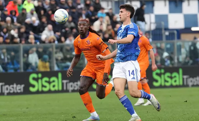 Como's Jacobo Ramon and Fiorentina's Moise Kean, left, in action during the Serie A soccer match between Como and Fiorentina, in Como, Italy, Saturday Feb. 14, 2026. (Antonio Saia/LaPresse via AP)