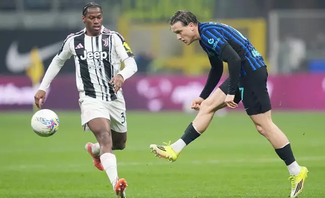 Inter Milan's Piotr Zielinski, right, fights for the ball with Juventus' Jonathan David during the Serie A soccer match between Inter and Juventus in Milan, Italy, Saturday, Feb. 14, 2025. (Spada/LaPresse via AP)