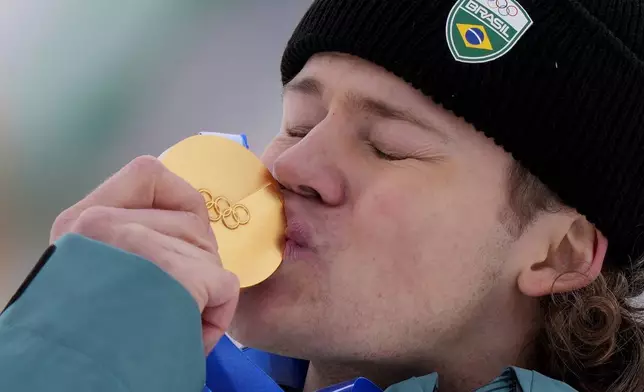 Brazil's Lucas Pinheiro Braathen kisses his gold medal for an alpine ski, men's giant slalom race, at the 2026 Winter Olympics, in Bormio, Italy, Saturday, Feb. 14, 2026. (AP Photo/Julia Demaree Nikhinson)
