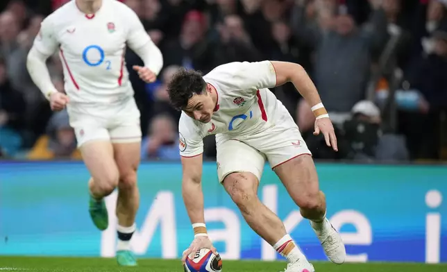 England's Henry Arundell scores a try during the Six Nations rugby union match between England and Wales in London, Saturday, Feb. 7, 2026. (AP Photo/Alastair Grant)