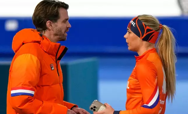 Jutta Leerdam of the Netherlands, right, talks to a team member ahead of the women's 3,000 meters speedskating race at the 2026 Winter Olympics, in Milan, Italy, Saturday, Feb. 7, 2026. (AP Photo/Luca Bruno)