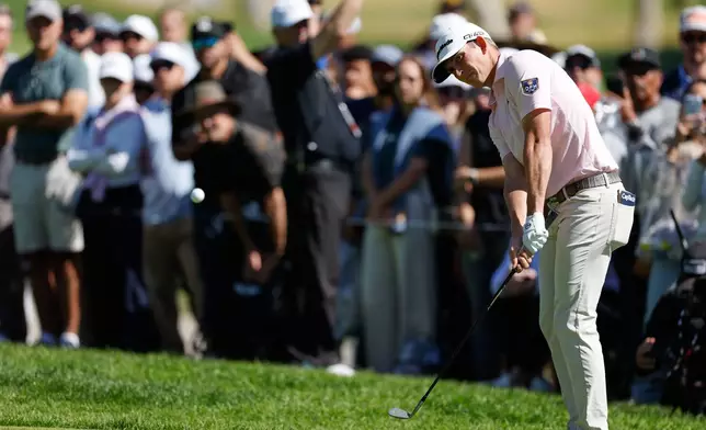 Jacob Bridgeman chips to the fourth green during the final round of the Genesis Invitational golf tournament at Riviera Country Club, Sunday, Feb. 22, 2026, in the Pacific Palisades area of Los Angeles. (AP Photo/Caroline Brehman )