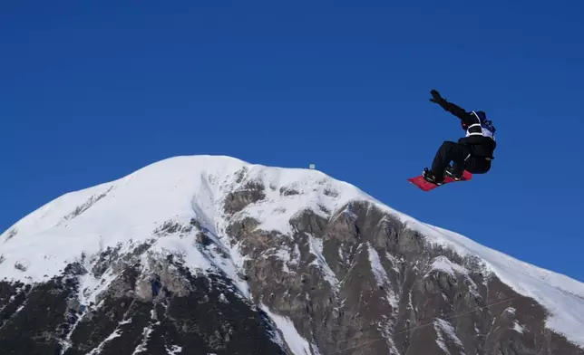 New Zealand's Zoi Sadowski-Synnott during the women's snowboarding slopestyle qualifications at the 2026 Winter Olympics, in Livigno, Italy, Sunday, Feb. 15, 2026. (AP Photo/Julia Demaree Nikhinson)