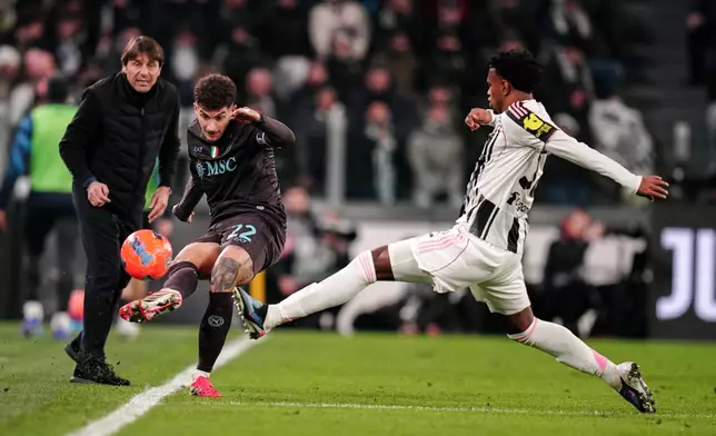 Juventus' Juan Cabal, right, fights for the ball with Napoli's Giovanni Di Lorenzo during the Italian Serie A soccer match between Juventus and Napoli in Turin, Italy, Sunday, Jan. 25, 2026. (Marco Alpozzi/LaPresse via AP)