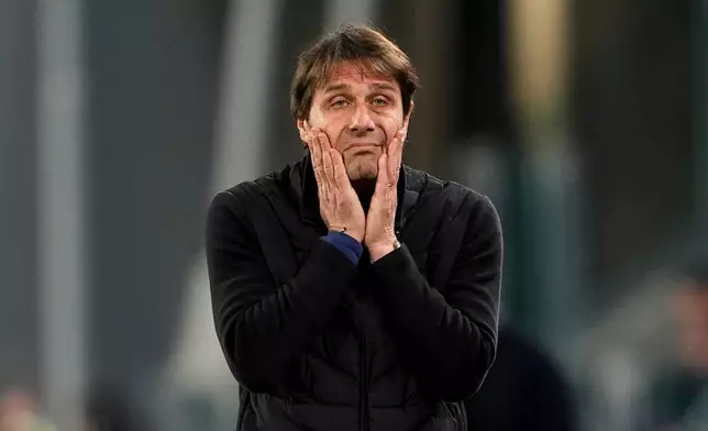 Napoli's head coach Antonio Conte reacts during the Italian Serie A soccer match between Juventus and Napoli in Turin, Italy, Sunday, Jan. 25, 2026. (Fabio Ferrari/LaPresse via AP)