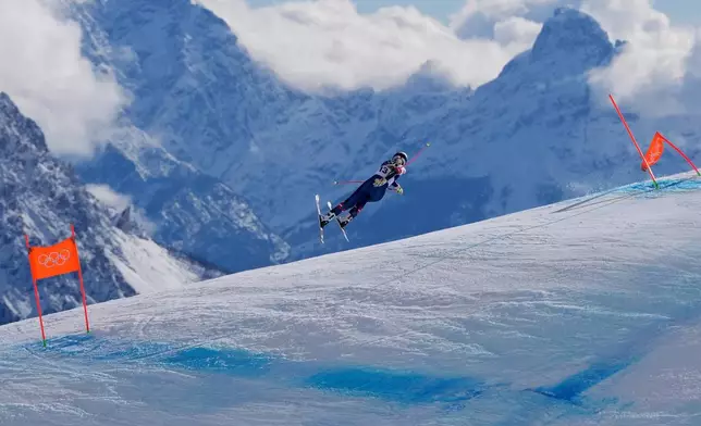 United States' Lindsey Vonn crashes during an alpine ski women's downhill race, at the 2026 Winter Olympics, in Cortina d'Ampezzo, Italy, Sunday, Feb. 8, 2026. (AP Photo/Jacquelyn Martin)